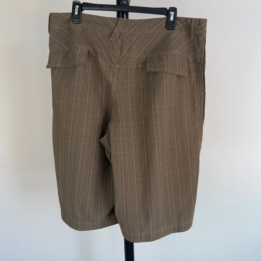 Mountain Hardwear Mens Brown Striped Cargo Shorts Size Large Gorpcore Outdoor